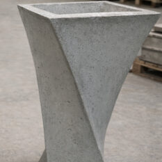 Smukła donica z betonu architektonicznego