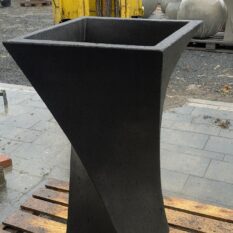 Wysoka betonowa donica w kolorze czarnym