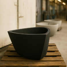 Czarna donica betonowa wyprodukowana w Polsce