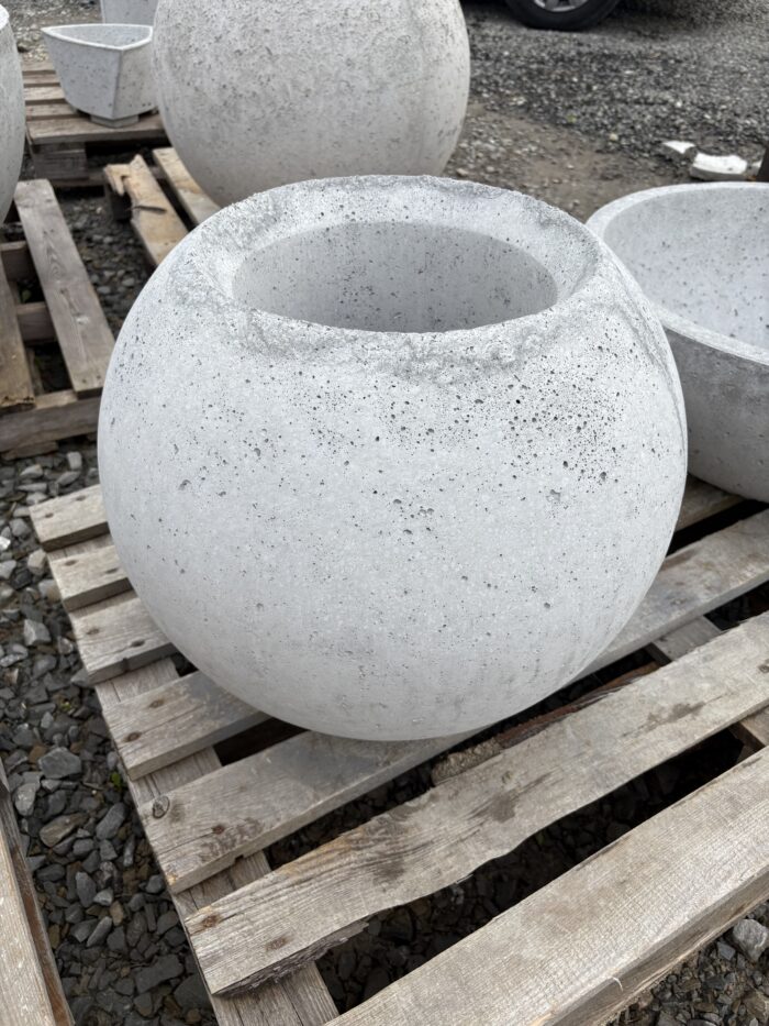 sphers (1) Ciężka donica z betonu architektonicznego produkowana ręcznie