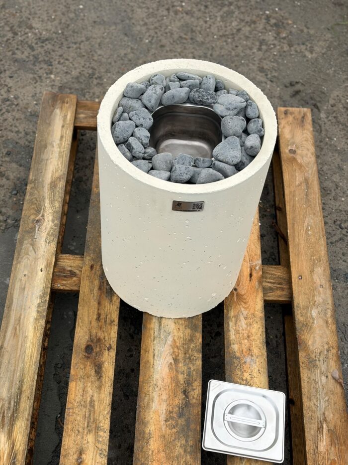 4830cee8-da96-407b-90fa-64e4c4b05c2e betonowy biokominek z wypełnieniem kamieniami