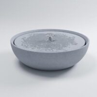 Betonowa fontanna w kolorze szarym