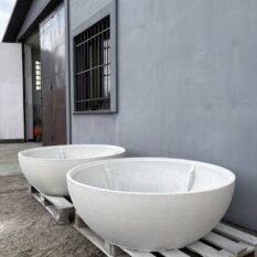 Betonowe donice w kształcie półkuli jako element nowoczesnego tarasu