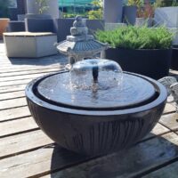 Betonowa fontanna w kolorze grafitowym