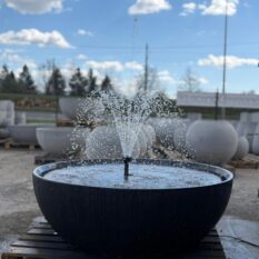 Betonowa fontanna w kolorze antracyt