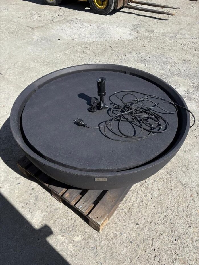 Betonowa fontanna Vienna XL (5) Betonowa fontanna Vienna XL (5)