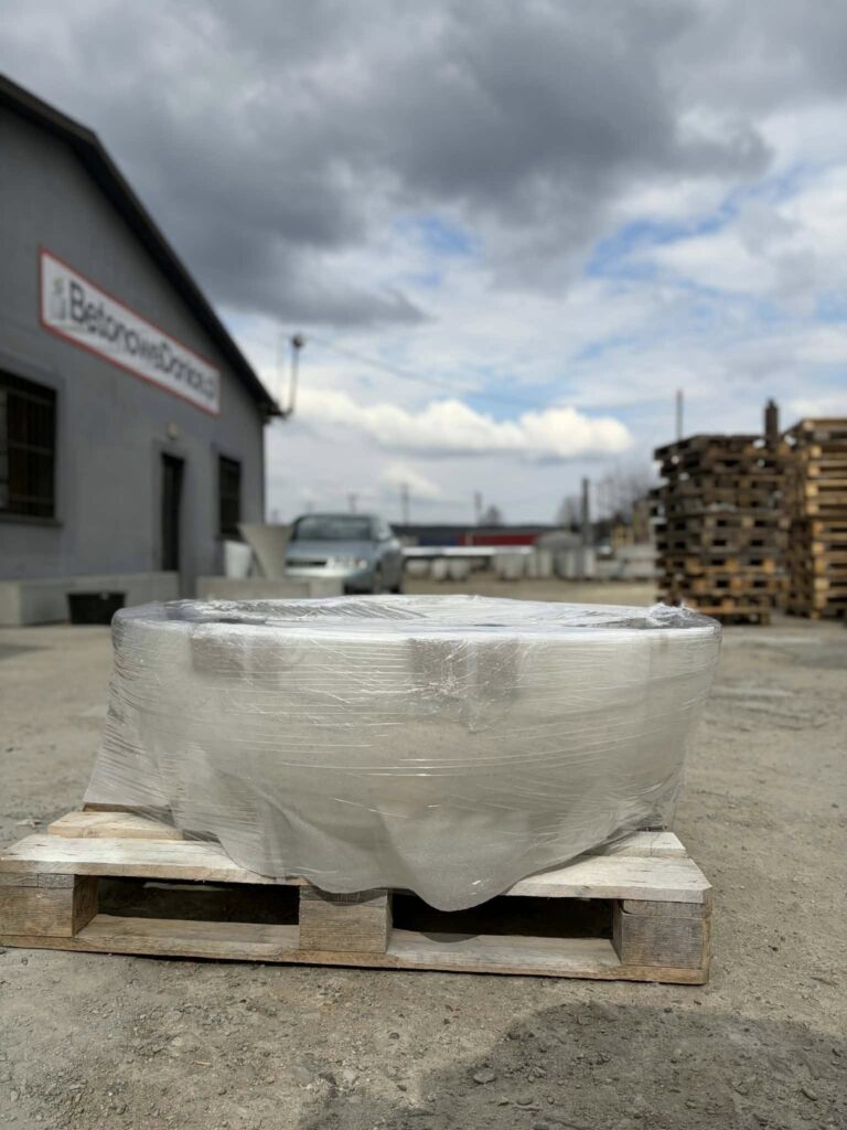 Oczko wodne z betonu architektonicznego