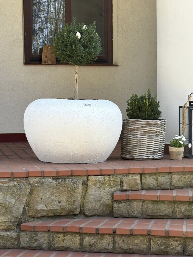 Biała donica z betonu architektonicznego