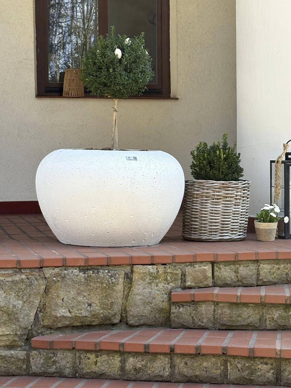 Biała donica z betonu architektonicznego