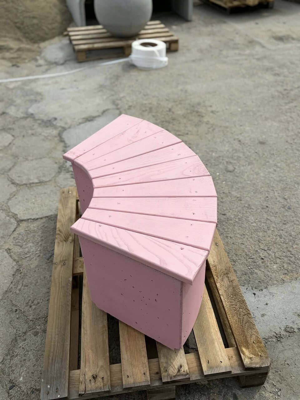Różowa ławka z betonu architektonicznego